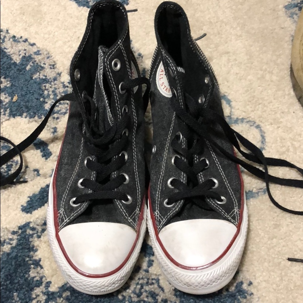 High top converse youth 6- zipper detail on back